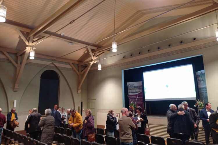 der Saal füllt sich langsam